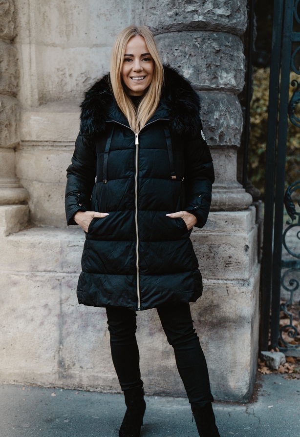 Hosszított szőrmés kapucnis télikabát fekete – Női télikabát – Innova Fashion